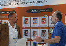 Bernard Maas (links) in gesprek met een bezoeker over de mogelijkheden die Maas-Intersales biedt. 